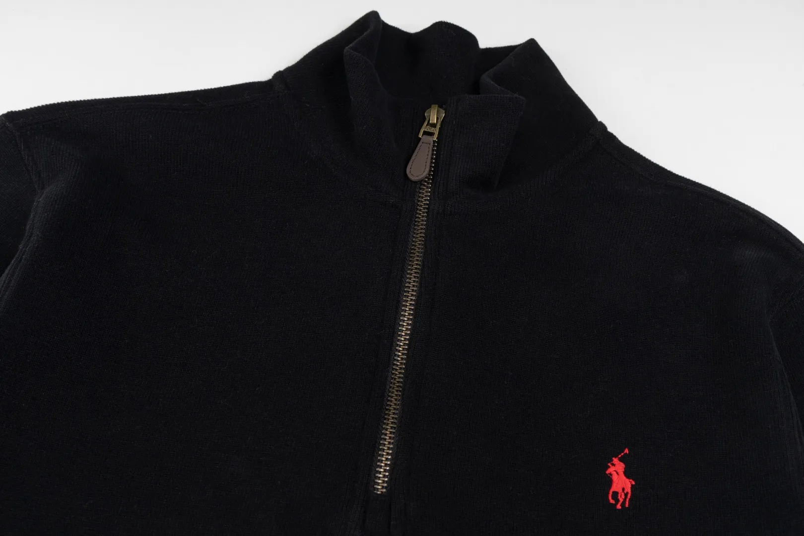 P230 #R97 Ralph lauren twelve-color embroidered pony logo half-zip high-neck long-sleeved knitted sweatshirt. The same style for men and women. The new half-zip sweatshirt for couples to wear in autumn is here! This kind of sweatshirt is really popular this year, even more popular than the hooded sweatshirt. Open the zipper and it can be used as a large lapel, which makes it more fashionable. The color of the classic design of the little war horse on the chest is matched with the embroidery. The simple zipper design echoes the brand logo, so you don’t need to match too much. The sweater version is loose enough! The fabric is custom-woven and dyed 100 cotton. 320g high gram weight 100% cotton knitted cotton with a certain thickness. The fabric is soft and comfortable, and the three-dimensional fabric is full of texture. The stitching is three needles and five threads, which is beautiful and strong. The pattern is also good. Although it is loose, it does not look bulky! - It is not a popular color scheme on the street. The color is pure and highly recommended. The upper body has a particularly high rate of turning heads. Loose style. Big drop shoulder OS style. Same style for men and women. Couple wear. Versatile and practical! Color: Gray, navy, khaki, green label, oatmeal brown label, apricot, black, army green, burgundy, pink, dark gray, light blue, white. Size: S M L XL Length: 70/72/74/76 Bust: 53.5/55.5/57.5/58.5 Shoulder width: 44/45/46/47 Sleeve length: 61/62/63/64